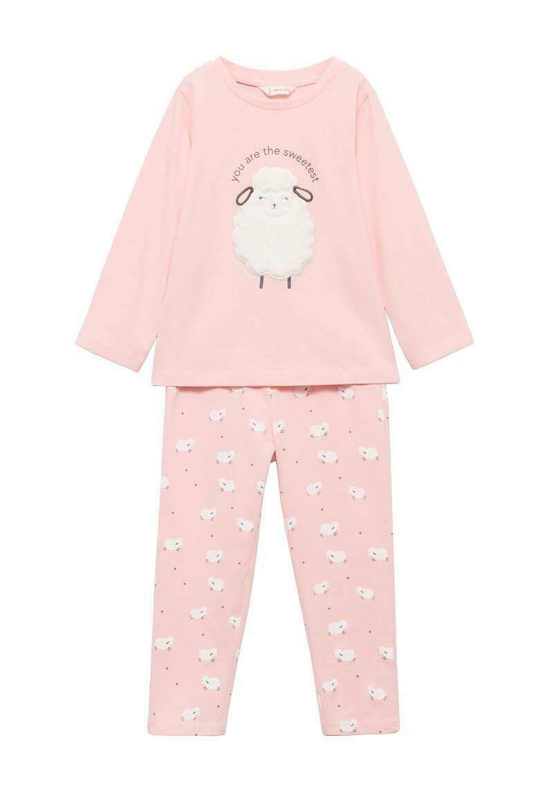 Vaatekokoelma vaaleanpunaisista pyjamasista, joissa on pitkähihaisessa paidassa lammaskuva ja teksti "olet makein." Alaosissa on söpö lammaskuvio pehmeällä kankaalla.