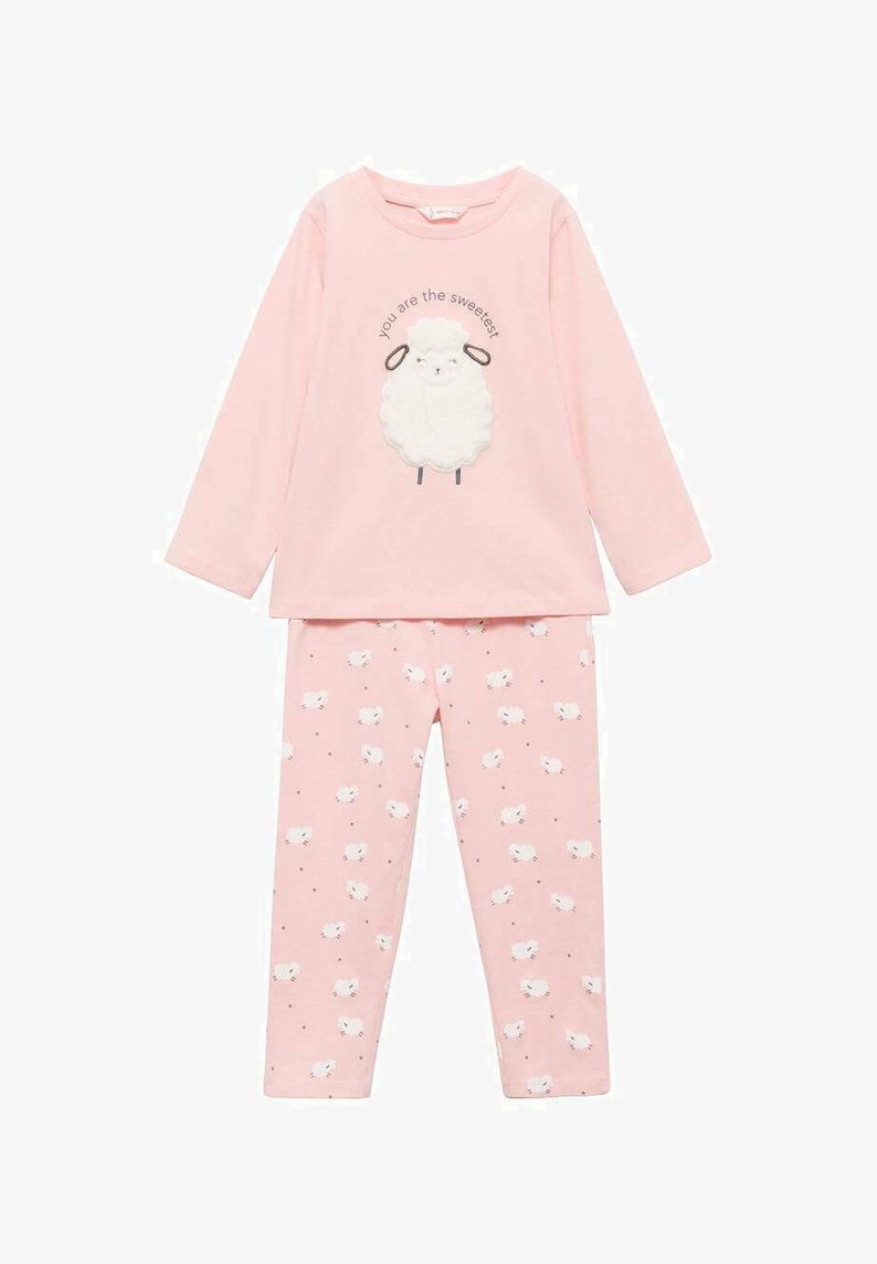 Vaatekokoelma vaaleanpunaisista pyjamasista, joissa on pitkähihaisessa paidassa lammaskuva ja teksti "olet makein." Alaosissa on söpö lammaskuvio pehmeällä kankaalla.