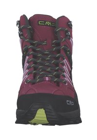 Scarpe da trekking color bordeaux con dettagli neri e lati in rete. Presentano lacci verdi e neri, una suola testurizzata e una punta ben definita. Logo CMP esposto.