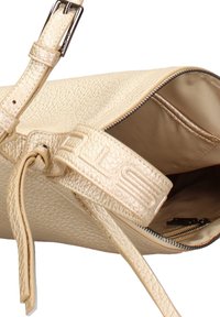 Borsa a tracolla in pelle beige con una finitura testurizzata, dotata di chiusura con zip e di una tracolla regolabile. L'interno ha una fodera liscia e tasche.