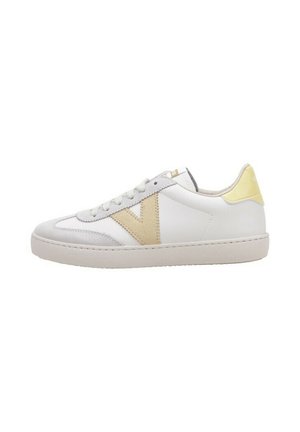Witte lage sneaker met beige "V"-logo aan de zijkant en bleke gele hieltab, platte beige zool en vetersluiting.