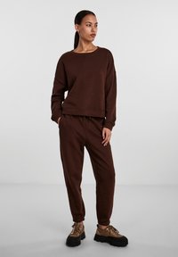 Pieces PCCHILLI - Sweatshirt - chicory coffee