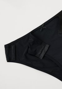 Sort bikini bund med en glat tekstur, der har justerbare stropper, rektangulært hardware og en lille sløjfe-accents på livet.