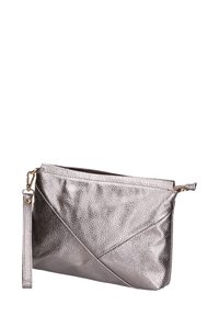 Borsa a mano metallic silver con finitura testurizzata, caratterizzata da un design angolare e una tracolla removibile. Chiusura a cerniera superiore.