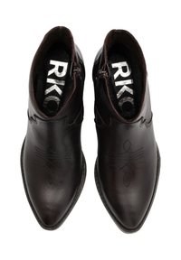 Un par de botas de cuero marrón oscuro hasta el tobillo con punteras afiladas, cremalleras laterales y patrones decorativos cosidos en la parte superior.