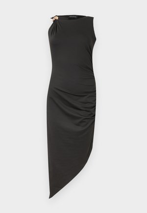 Robe midi noire asymétrique sans manches avec détail froncé sur une épaule et sur le côté, silhouette ajustée.