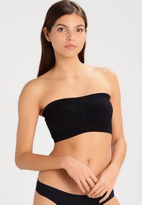 Top noir sans bretelles avec détail froncé à l'avant, fait d'un tissu lisse. Offre un design ajusté adapté aux tenues superposées.