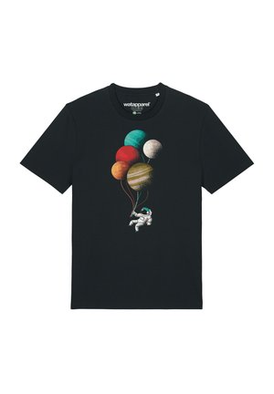 Schwarzes Baumwoll-T-Shirt mit einem Astronauten, der bunte Planeten-Luftballons in den Farbtönen Rot, Blau, Grün, Braun und Beige hält.