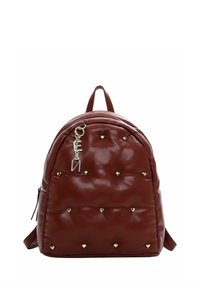 Sac à dos matelassé marron avec des clous en forme de cœur dorés et un charm en forme de lettre dorée suspendu près de la fermeture éclair supérieure.