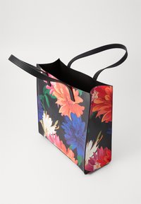 Svart blomster tote bag med levende oransje, rosa og blå blomster. Har to svarte håndtak og en åpen toppdesign. Glatt materiale.