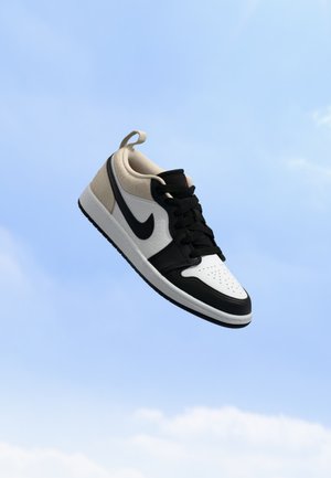 Jordan, JORDAN 1 LOW SE BP UNISEX - Маратонки - black/team red white lt orewood brn legend lt brown