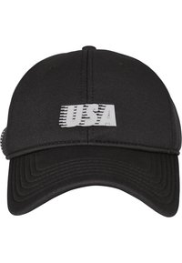 Svart baseballcaps med en strukturert design. Har en hvit "USA" logo foran, vist på horisontale striper. Teksturerte krone og skjerm.