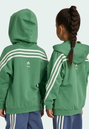 Grüner Kapuzenpullover mit weißem Drei-Streifen-Design an den Ärmeln, auf der Rückseite mit einem Logo versehen, hergestellt aus einem weichen, strukturierten Stoff.