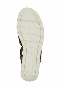 Sandal de estampado de leopardo con una suela de goma blanca, que presenta un fondo texturizado para mayor agarre y una indicación de tamaño de 37.
