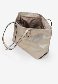 Bolso tote metálico dorado con un acabado texturizado, que cuenta con dos asas y un amplio interior. Incluye un bolsillo con cremallera y forro de tela.