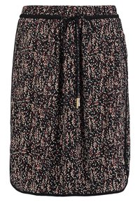 Musta kukkakuvioinen hame, jossa on kiristysnauha vyötäröllä, pienillä valkoisilla ja punaisilla kukilla, kevyt kangas ja kaareva helma.