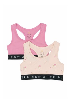 Dwa sportowe staniki dla dziewczynek, jeden jednolity różowy, a drugi jasnoróżowy z wzorem gwiazdek, oba z czarnymi elastycznymi taśmami z nadrukiem "THE NEW".
