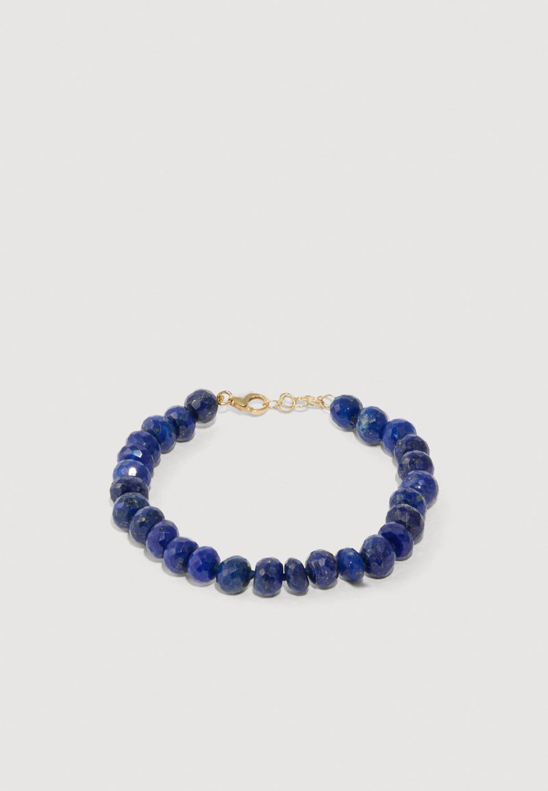 Pulsera de cuentas de lapislázuli con un cierre de oro. Presenta cuentas redondas y facetadas de color azul oscuro, variando en tamaño para aportar textura visual.