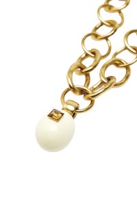 Złoty naszyjnik z łańcuchem, featuring owalny biały wisiorek z prostokątnym akcentem bursztynowym. Gładka faktura, duże ogniwa w łańcuchu.