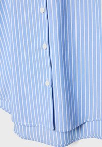Chemise boutonnée bleu clair avec des rayures blanches verticales, un ourlet arrondi et cinq boutons blancs le long de la patte de boutonnage.