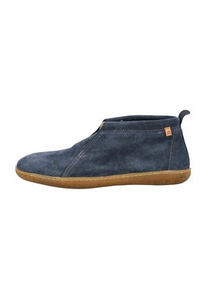 Stivale alla caviglia casual in camoscio blu navy con suola in gomma marrone e linguetta per tirare sul retro, mostrato di profilo.