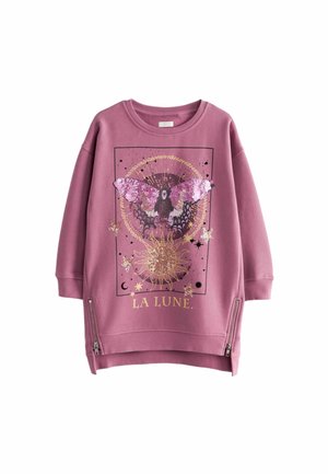 Sweat-shirt rose à manches longues avec papillon violet à sequins, soleil doré, étoiles, lunes graphiques, contour noir, deux fermetures éclair latérales et texte « LA LUNE ».