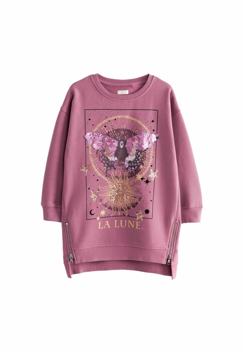 Sweat-shirt rose à manches longues avec papillon violet à sequins, soleil doré, étoiles, lunes graphiques, contour noir, deux fermetures éclair latérales et texte « LA LUNE ».