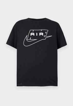 Sort kortærmet T-shirt med fed hvid stiliseret "AIR" tekst og et swoosh-logo over brystet på en ensfarvet baggrund.