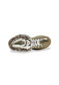 Zapato de cuero color dorado con cordones blancos y un cuello de piel sintética. Presenta acentos metálicos y un acabado texturizado.