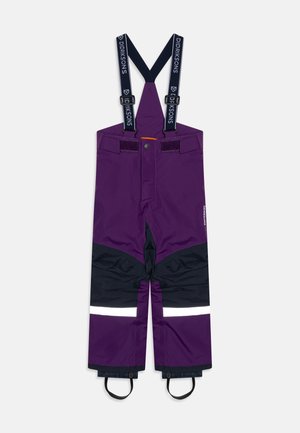 Salopete impermeabile violet cu bretele reglabile bleu marin și benzi reflectorizante. Dispune de un fermoar în față și accente texturate negre.