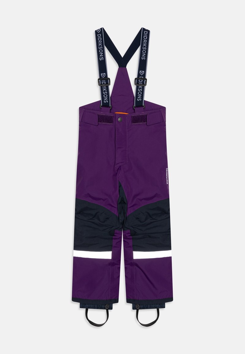 Violet vandeniui atsparūs kombinezonai su reguliuojamomis tamsiai mėlynomis petnešomis ir atspindinčiomis juostelėmis. Su užtrauktuku priekyje ir tekstūruotais juodais akcentais.