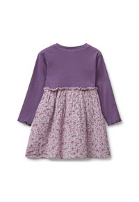 Abito a maniche lunghe con top viola e gonna rosa a fantasia floreale. Presenta una vita arricciata e accenti arricciati sulle maniche e sull'orlo.