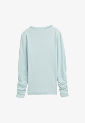 Hellblaues Langarmshirt mit Raffung an den Ärmeln und Rundhalsausschnitt, vor einem weißen Hintergrund präsentiert.
