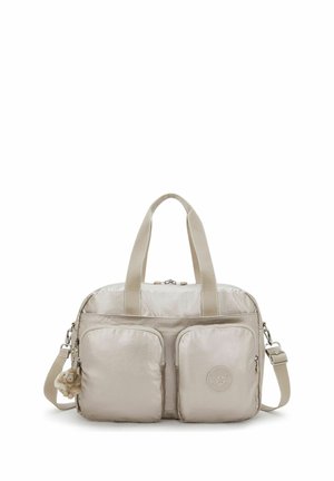 Borsa a mano in nylon beige con due tasche frontali con zip, doppi manici, tracolla regolabile e un piccolo portachiavi in peluche attaccato.