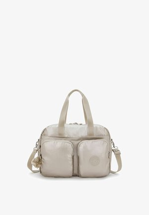 Borsa a mano in nylon beige con due tasche frontali con zip, doppi manici, tracolla regolabile e un piccolo portachiavi in peluche attaccato.
