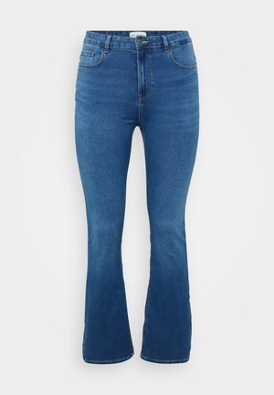 Közékkék, bővülő szárú farmernadrág magas derékkal, elülső zsebekkel és sima textúrával, minimális varrási részletekkel.