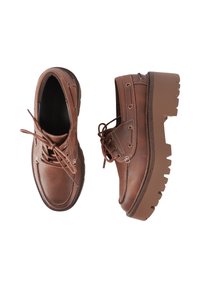 Scarpe platform in pelle marrone con punta rotonda, dettagli cuciti e design con lacci. Suole spesse e textured con un motivo scanalato.