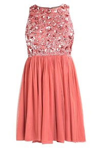 Korálové bezramínkové šaty s flitrovou tělesnou částí, přiléhavým pasem a splývavou tylovou sukní. Textura je měkká s lesklým povrchem.