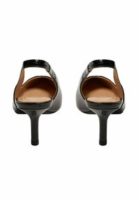 Sorte hælede sandaler med krokodilletekstur, åben hæl og en tynd stiletthæl. Indersiden er beige med en glat finish.