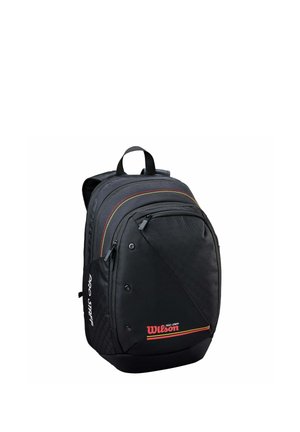 Zwarte Wilson Pro Staff rugzak met meerdere ritsvakken en rode en gele accentlijnen.