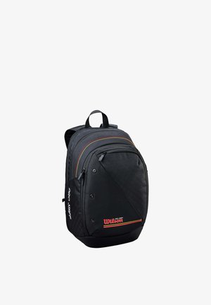 Zaino nero Wilson Pro Staff con più scomparti con cerniera e linee di accento rosse e gialle.
