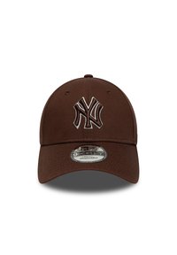 Καφέ καπέλο μπέιζμπολ με ρυθμιζόμενο λουράκι, διαθέτει ανάγλυφο κεντημένο λογότυπο στο μπροστινό μέρος και καμπύλη γείσο. Υφή υφάσματος με ανάγλυφη επιφάνεια.