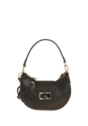 Borsa a mezzaluna in pelle nera con manico superiore, tracolla regolabile e chiusura rettangolare color oro sulla patta frontale.