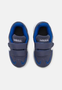 Mørkeblå joggesko med borrelås, polstret ankelstøtte, hvit gummisåle og blå fôr; har "Adidas" merkevarenavn på stroppene.
