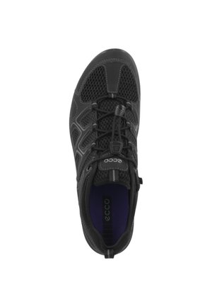 Scarpa sportiva nera con pannelli in rete, suola flessibile e lacci elastici. All'interno presenta un'imbottitura viola. Logo Ecco sulla linguetta.