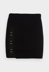 Zwarte geribbelde rok met een zijsplit en zilveren ringaccenten langs de opening. Soepele textuur met een strakke pasvorm.