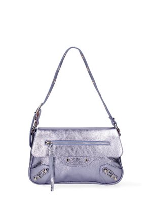 Borsa a tracolla metallizzata color lavanda con design a pattina, tasca frontale con zip e elementi decorativi sui lati. Tracolla regolabile.