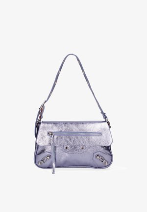 Metallieke lavendelkleurige handtas met een flapontwerp, een voorzak met rits en decoratieve hardware aan de zijkanten. Verstelbare schouderriem.