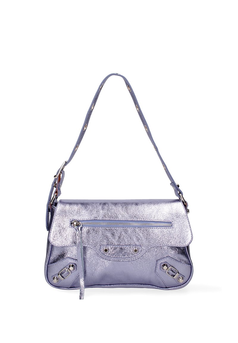 Borsa a tracolla metallizzata color lavanda con design a pattina, tasca frontale con zip e elementi decorativi sui lati. Tracolla regolabile.