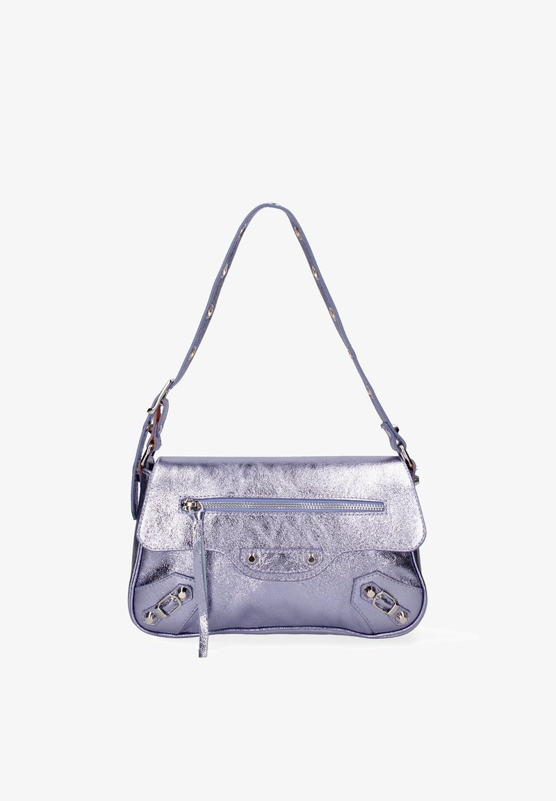 Borsa a tracolla metallizzata color lavanda con design a pattina, tasca frontale con zip e elementi decorativi sui lati. Tracolla regolabile.